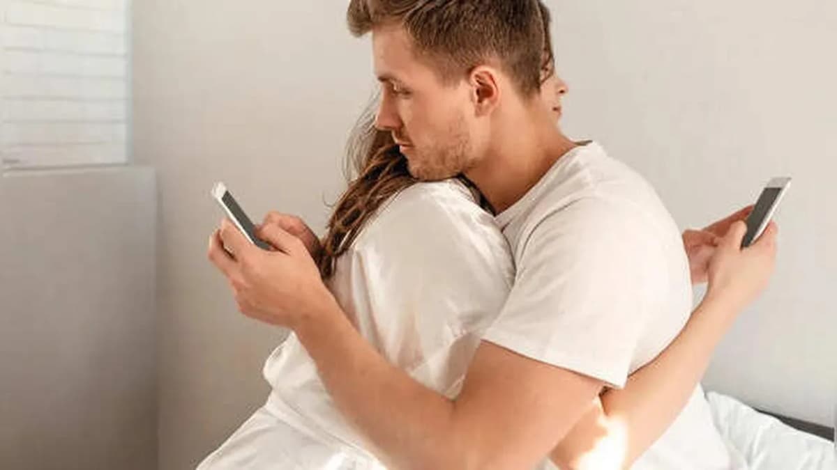 Smartphone Use Creates Distance in Relationships