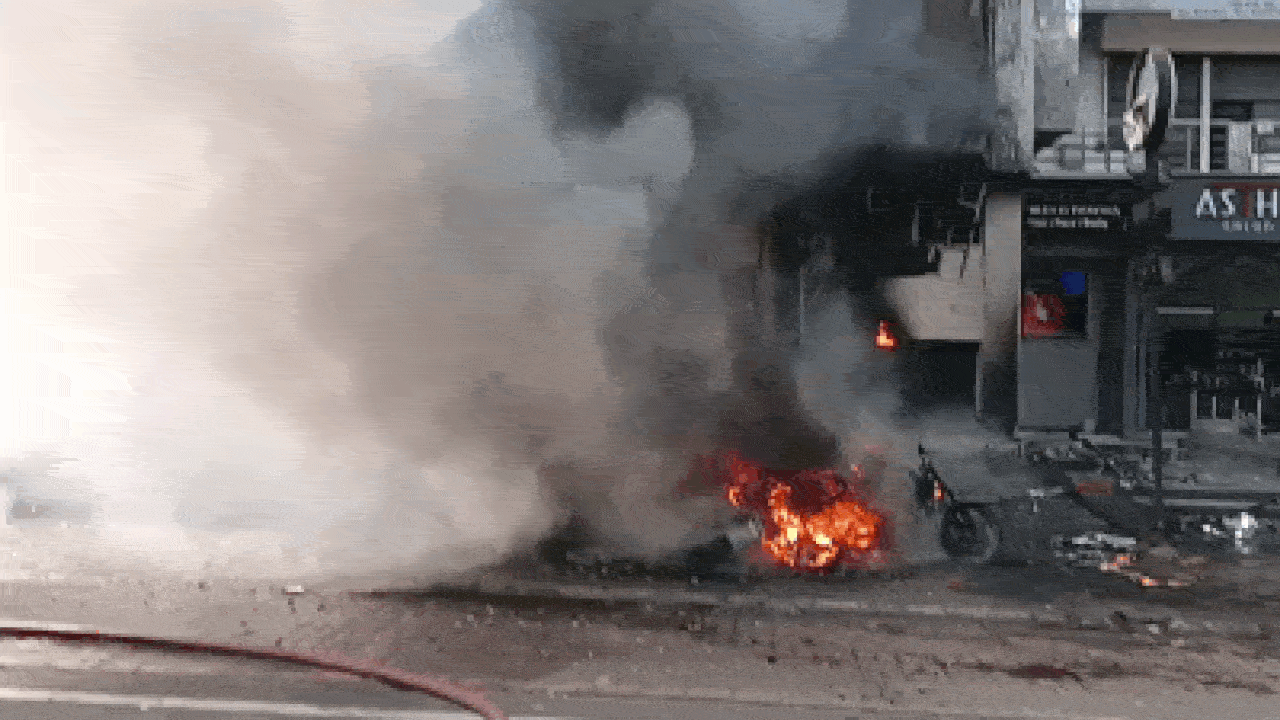 Massive Fire in Ahmedabad Shyamal Area: Shops, Vehicles and ATM Burnt in Complex
