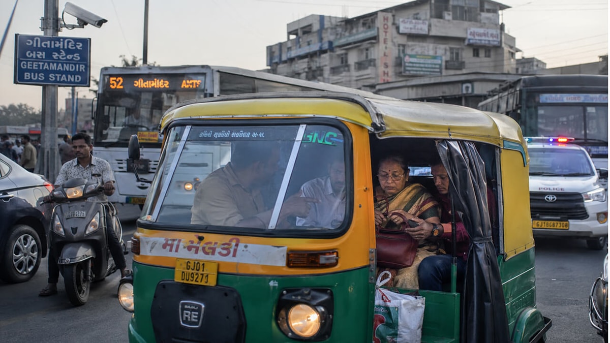 Elderly Man Robbed of 3.63 Lakh Rupees in Ahmedabad Rickshaw Incident