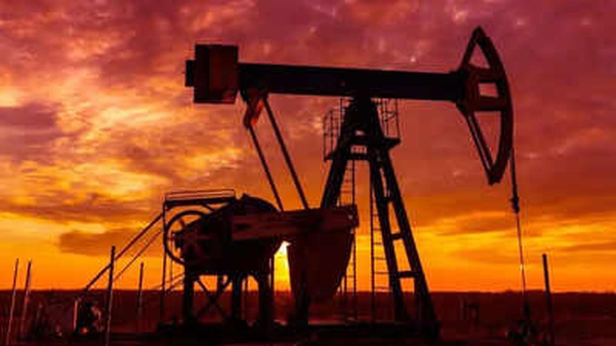 What benefits have American companies gained from the closure of Hormuz during Iran's war?