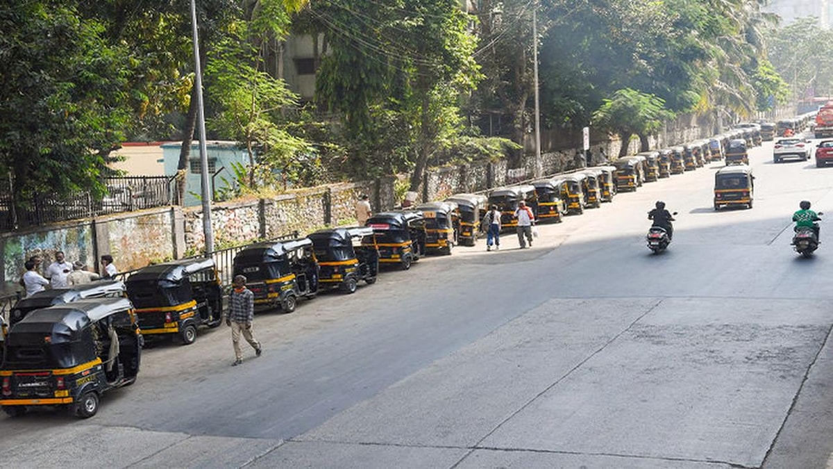 Mumbai Auto-Rickshaw Driver Highlights Humanity by Returning ₹15,682 Overpayment