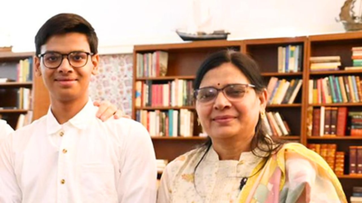 Mother’s Concern Behind Sarthak Sidhant’s Success, Family Emotions Become a Topic of Discussion Amid Growing Fame