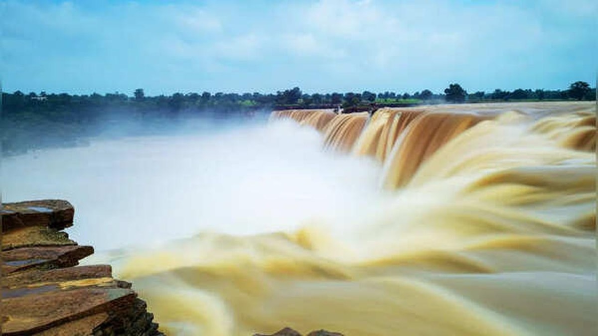 The Amazing Transformation of Chitrakote Falls During Monsoon