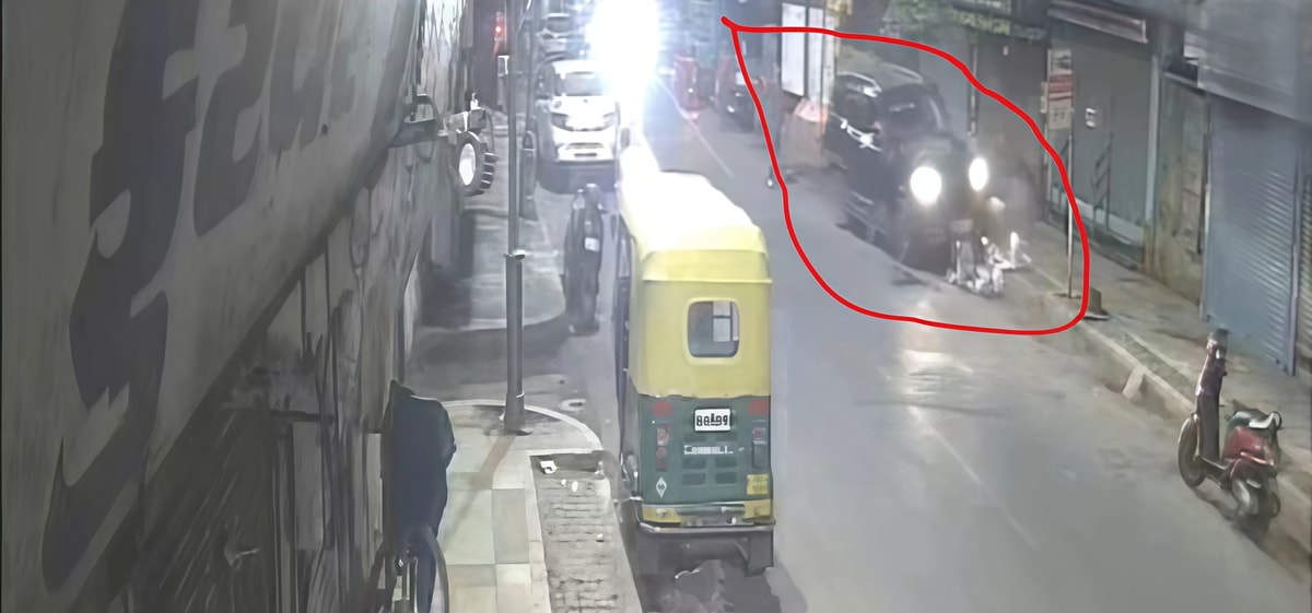 Scorpio Car Mounts Footpath In Jamalpur, Suspected Minor Driver; Police Probe Underway Scorpio Car Mounts Footpath In Jamalpur, Suspected Minor Driver; Police Probe Underway