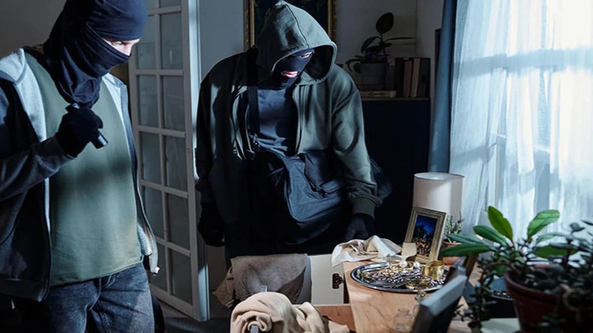 NRI Couple's Home Robbed of ₹21 Lakh Gold Jewelry NRI Couple's Home Robbed of ₹21 Lakh Gold Jewelry