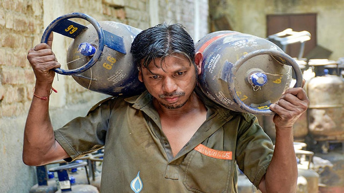 Ujjwala Scheme Subsidized Cylinder Count Reduced to 4 Ujjwala Scheme Subsidized Cylinder Count Reduced to 4