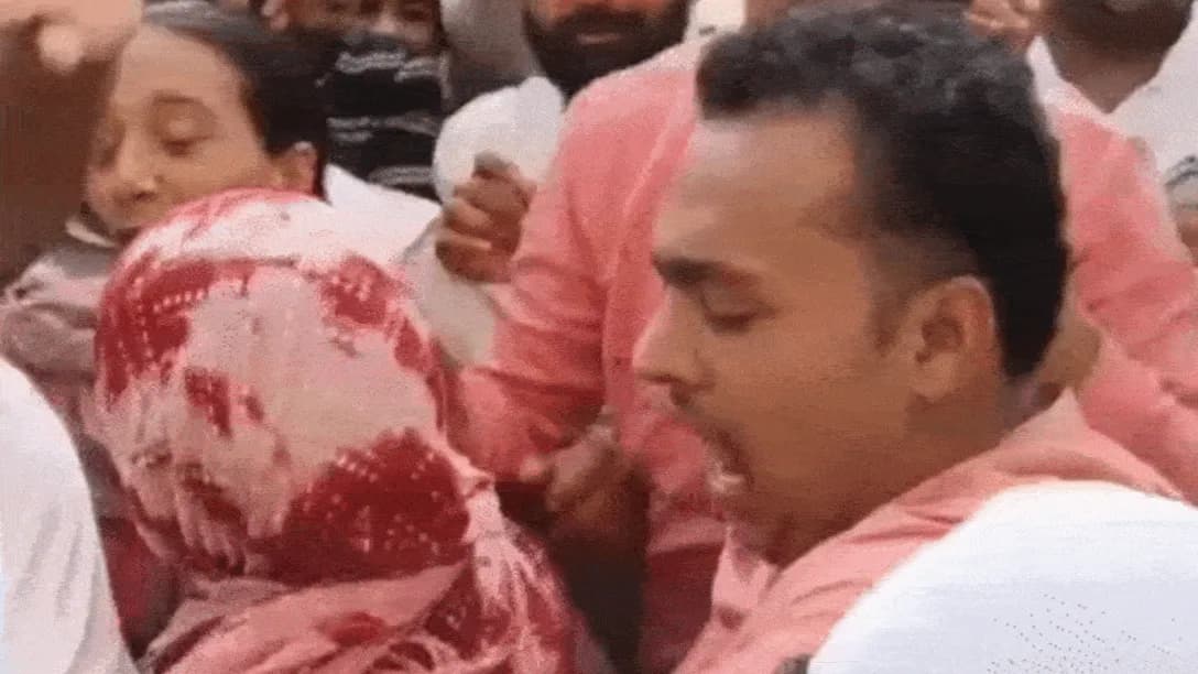 Protest Escalates Over Nasirnagar Demolition in Surat, Clash With Police During Attempt to Lock SMC Office Protest Escalates Over Nasirnagar Demolition in Surat, Clash With Police During Attempt to Lock SMC Office