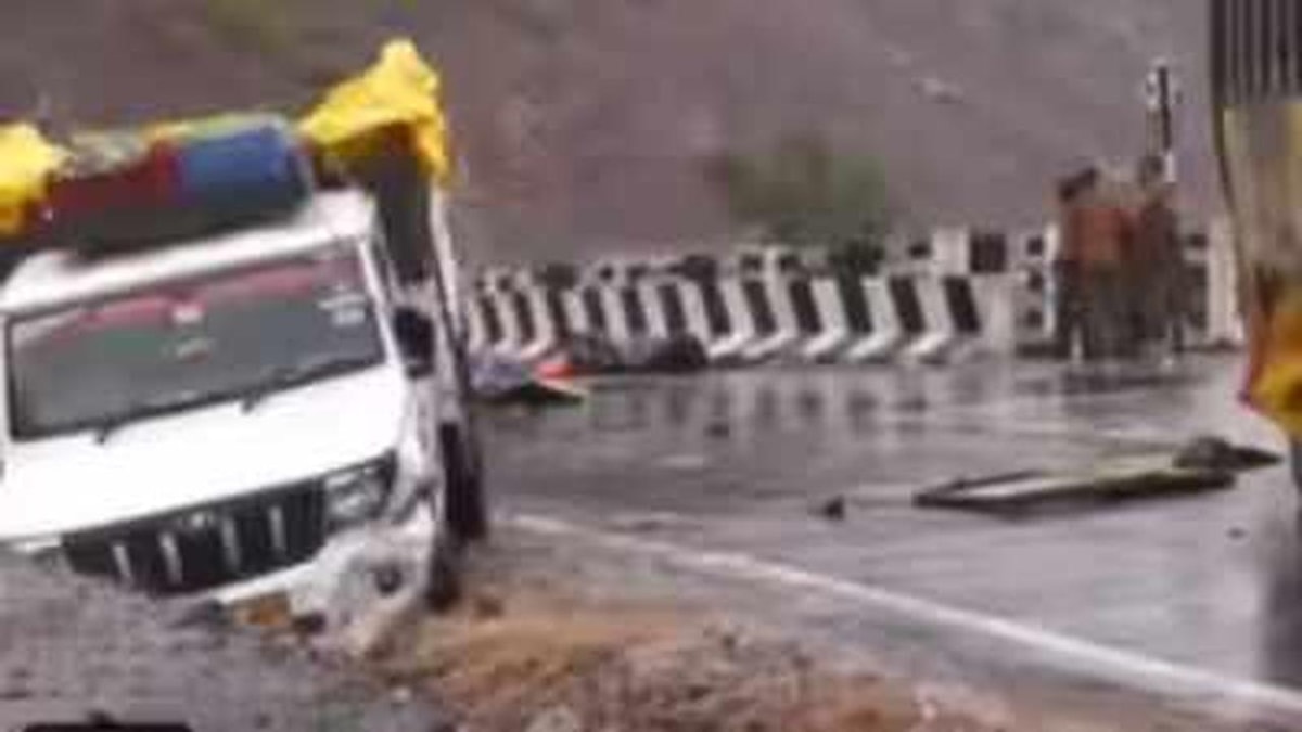 Minibus Accident in Jammu and Kashmir: 25 Injured Minibus Accident in Jammu and Kashmir: 25 Injured
