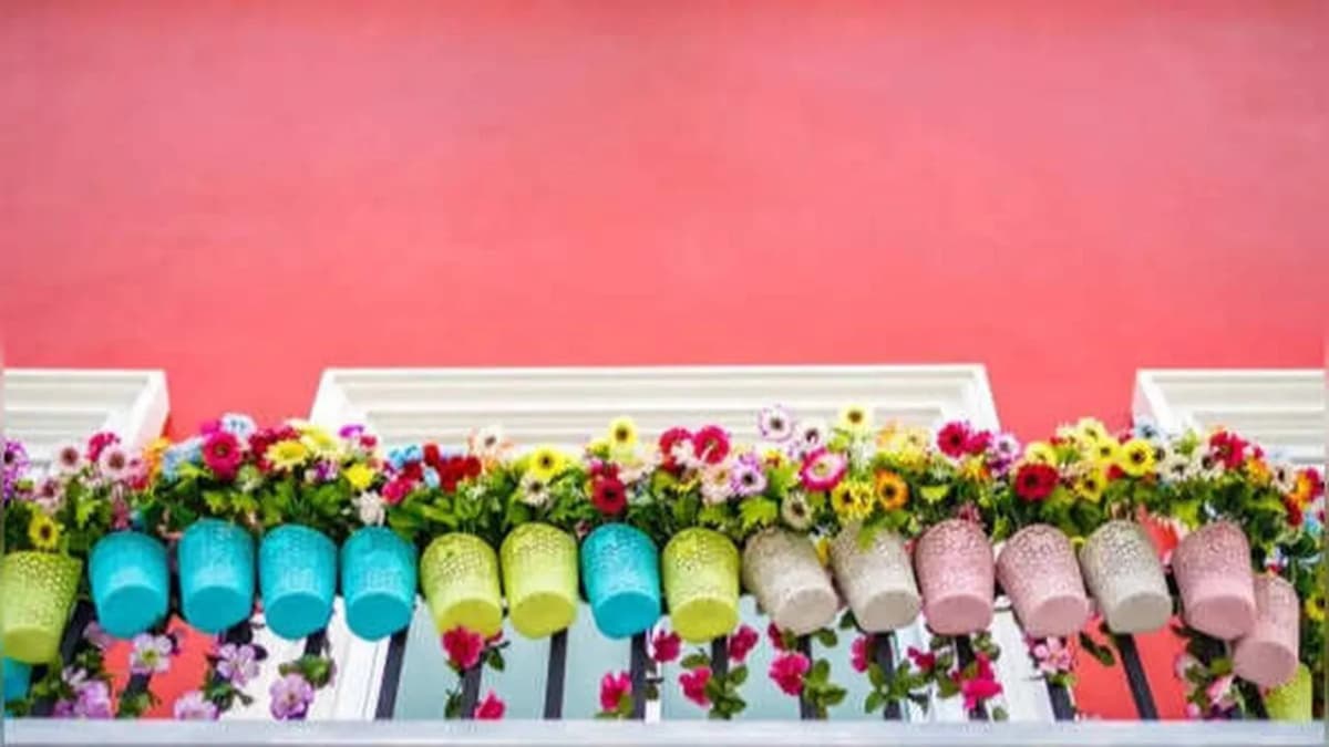 5 Ways to Create Vertical Gardens Using Balcony Railings 5 Ways to Create Vertical Gardens Using Balcony Railings