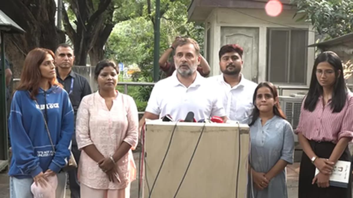 Rahul Gandhi's Meeting with Students and Critique of Government Policies Rahul Gandhi's Meeting with Students and Critique of Government Policies