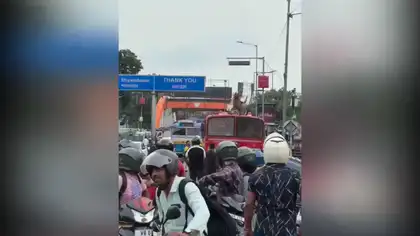 Street Light Turns Into a Gym! Kolkata Youth's Dangerous Stunt Video Goes Viral