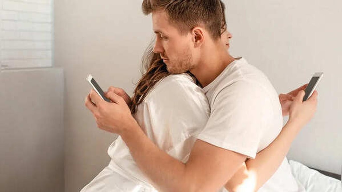 Smartphone Use Creates Distance in Relationships Smartphone Use Creates Distance in Relationships