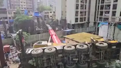 Hydraulic Crane Collapses Near Mumbai-Kurla Railway Line 10 People Injured Hydraulic Crane Collapses Near Mumbai-Kurla Railway Line 10 People Injured