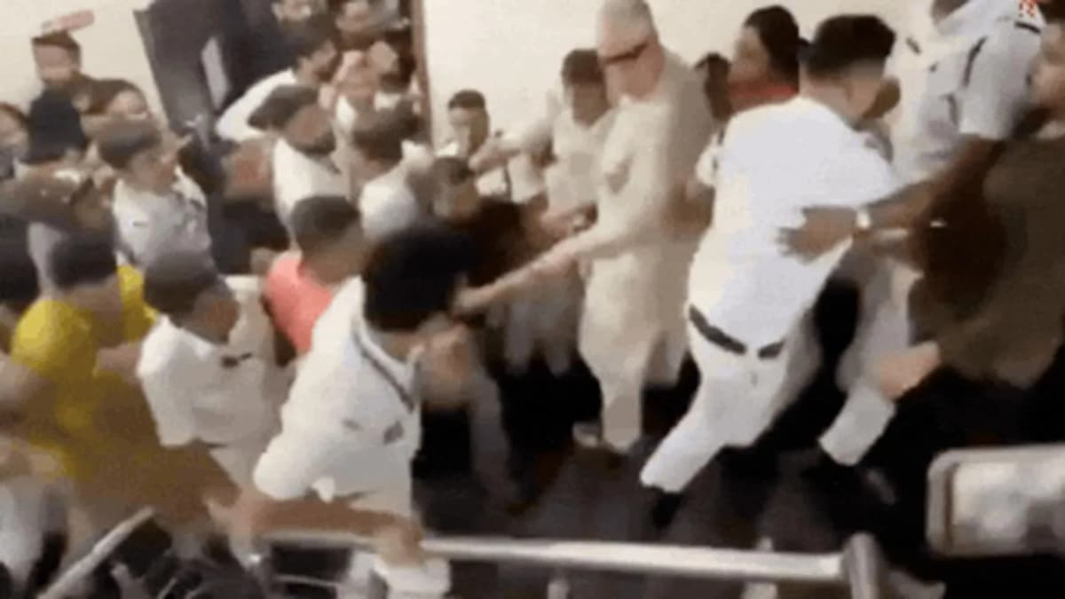 Derek O’Brien Falls at TMC Office, Controversy Arises Over Police Action Derek O’Brien Falls at TMC Office, Controversy Arises Over Police Action