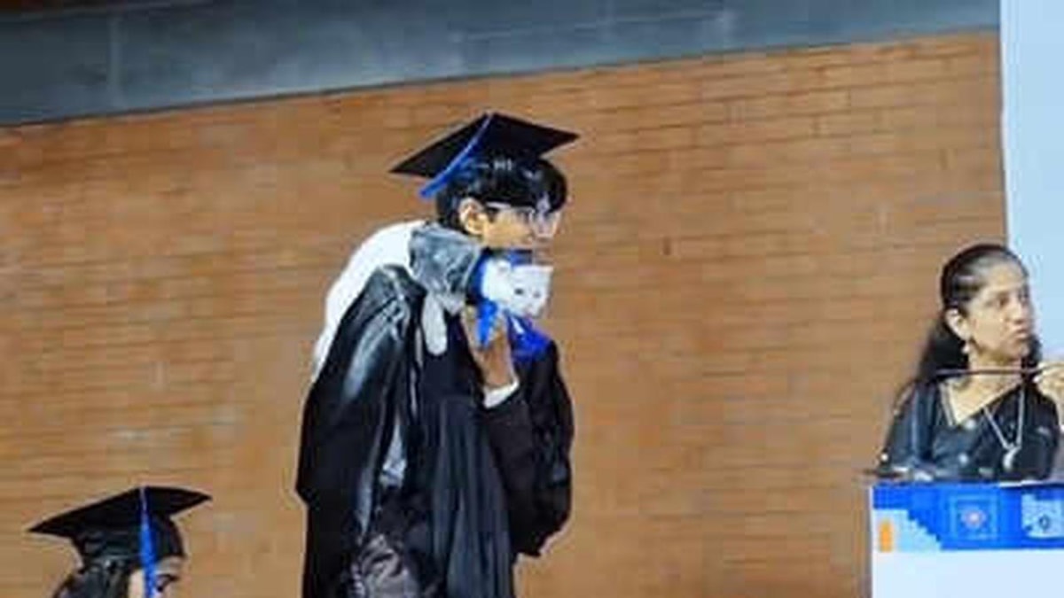 Graduate's Cat Attendance Made Convocation Fun Graduate's Cat Attendance Made Convocation Fun