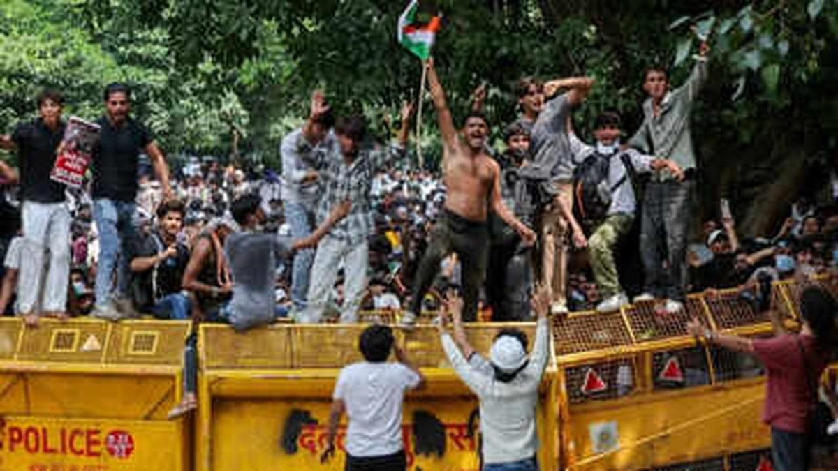Supreme Court Quashes FIRs Against NEET Protesters Supreme Court Quashes FIRs Against NEET Protesters