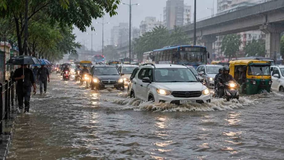 Heavy Rain Causes Waterlogging and Traffic Chaos in Ahmedabad