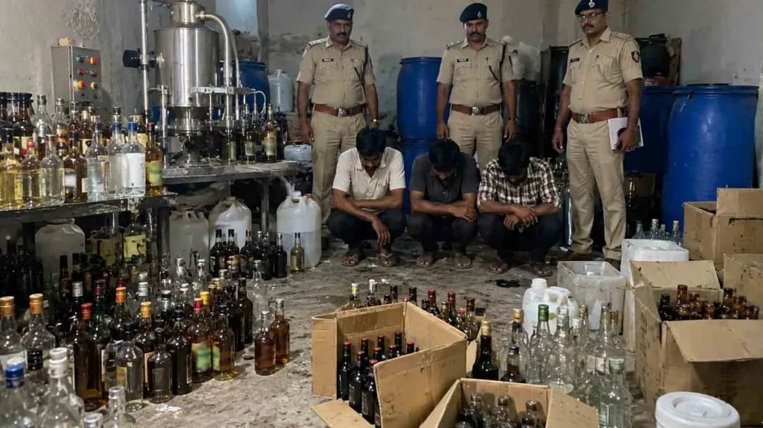 Fake Foreign Liquor Mini Factory Busted in Bhavnagar, 3 Arrested Fake Foreign Liquor Mini Factory Busted in Bhavnagar, 3 Arrested