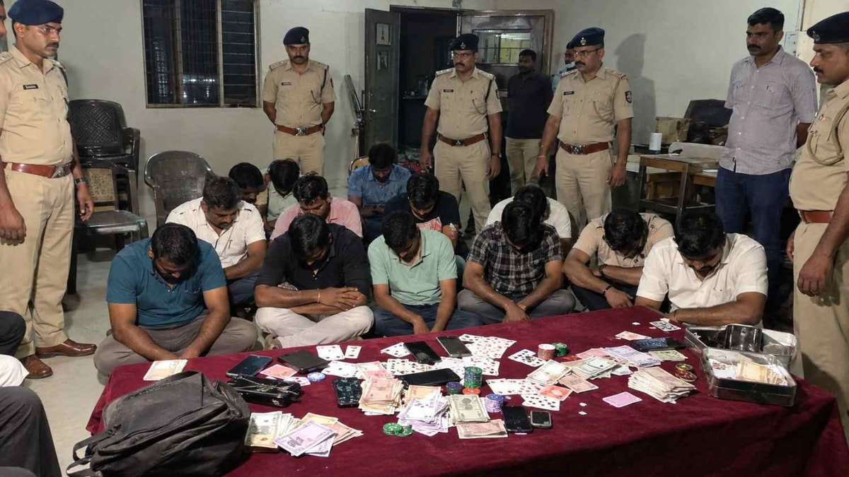 Raids on Gambling Dens in Gir Somnath, 13 Arrested Raids on Gambling Dens in Gir Somnath, 13 Arrested