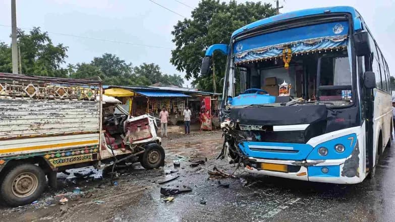 Luxury Bus and Bolero Collide on Talala Sasan Road, Driver Injured Luxury Bus and Bolero Collide on Talala Sasan Road, Driver Injured