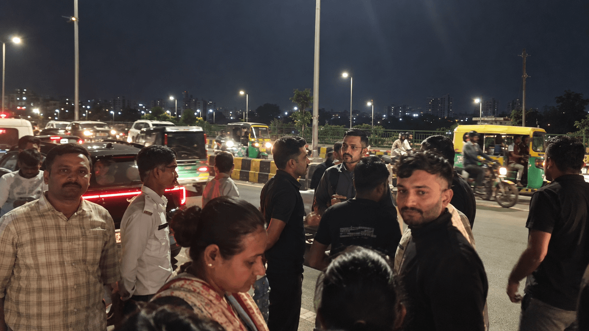 Residents' Anger Over Barricades in Railnagar Residents' Anger Over Barricades in Railnagar