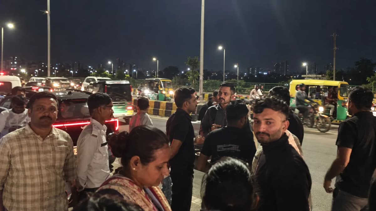 Residents' Anger Over Barricades in Railnagar Residents' Anger Over Barricades in Railnagar