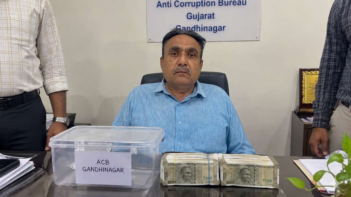 Gandhinagar In Charge Chief Fire Officer Held Taking Rs 20000 Bribe Gandhinagar In Charge Chief Fire Officer Held Taking Rs 20000 Bribe