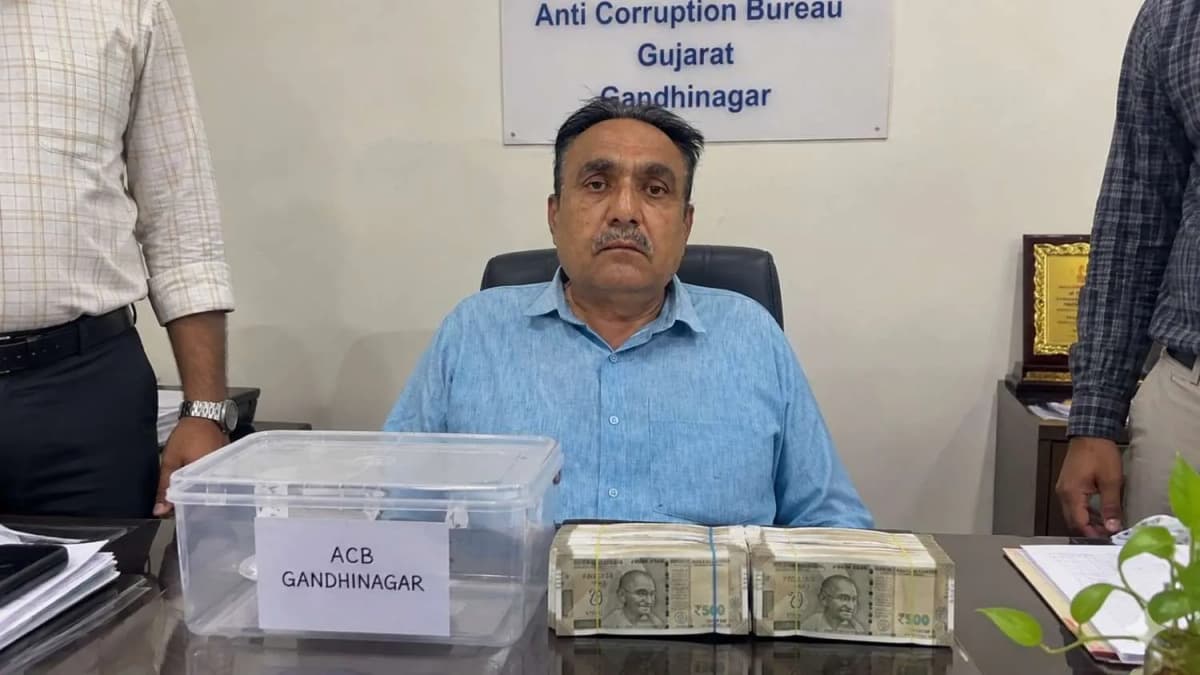Gandhinagar In Charge Chief Fire Officer Held Taking Rs 20000 Bribe Gandhinagar In Charge Chief Fire Officer Held Taking Rs 20000 Bribe