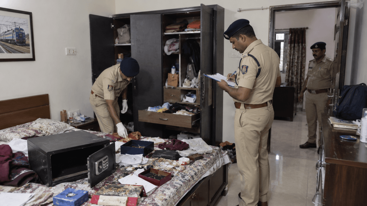 Theft at Railway Employee's Home in Bhavnagar, Valuables Worth ₹1.96 Lakh Stolen Theft at Railway Employee's Home in Bhavnagar, Valuables Worth ₹1.96 Lakh Stolen