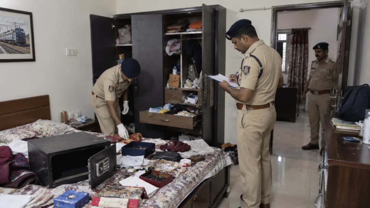 Theft at Railway Employee's Home in Bhavnagar, Valuables Worth ₹1.96 Lakh Stolen Theft at Railway Employee's Home in Bhavnagar, Valuables Worth ₹1.96 Lakh Stolen