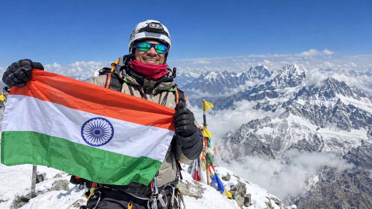 Vadodara's Hitesh Patel Scales Two Peaks Above 6000 Metres Vadodara's Hitesh Patel Scales Two Peaks Above 6000 Metres