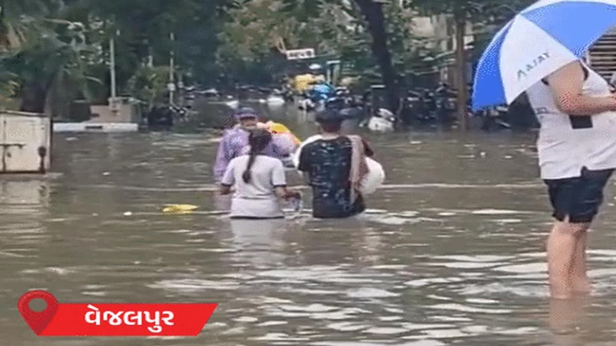 Heavy Rainfall Disrupts Life in Ahmedabad, Residents Frustrated Heavy Rainfall Disrupts Life in Ahmedabad, Residents Frustrated