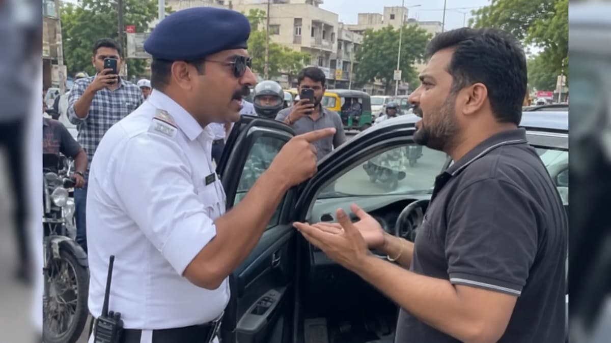 Viral Photo of Argument Between Traffic PSI and Motorist in Rajkot Viral Photo of Argument Between Traffic PSI and Motorist in Rajkot