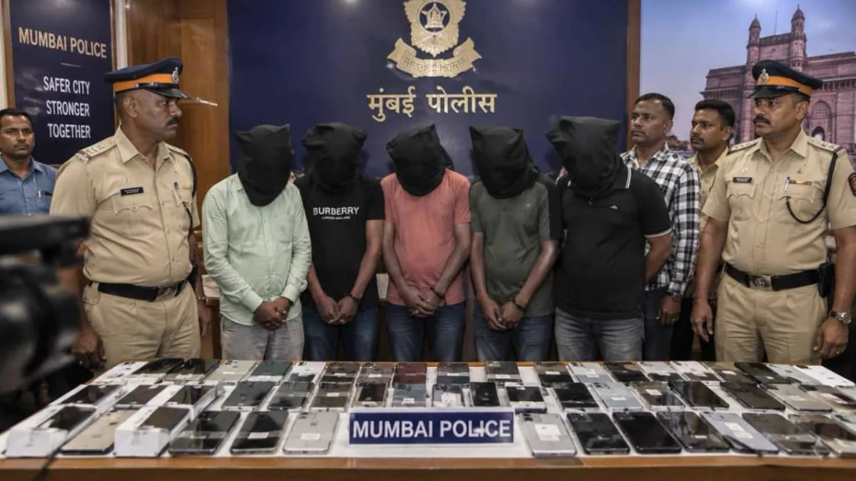 Gang Arrested in 58 Mobile Snatching Case in Mumbai Gang Arrested in 58 Mobile Snatching Case in Mumbai