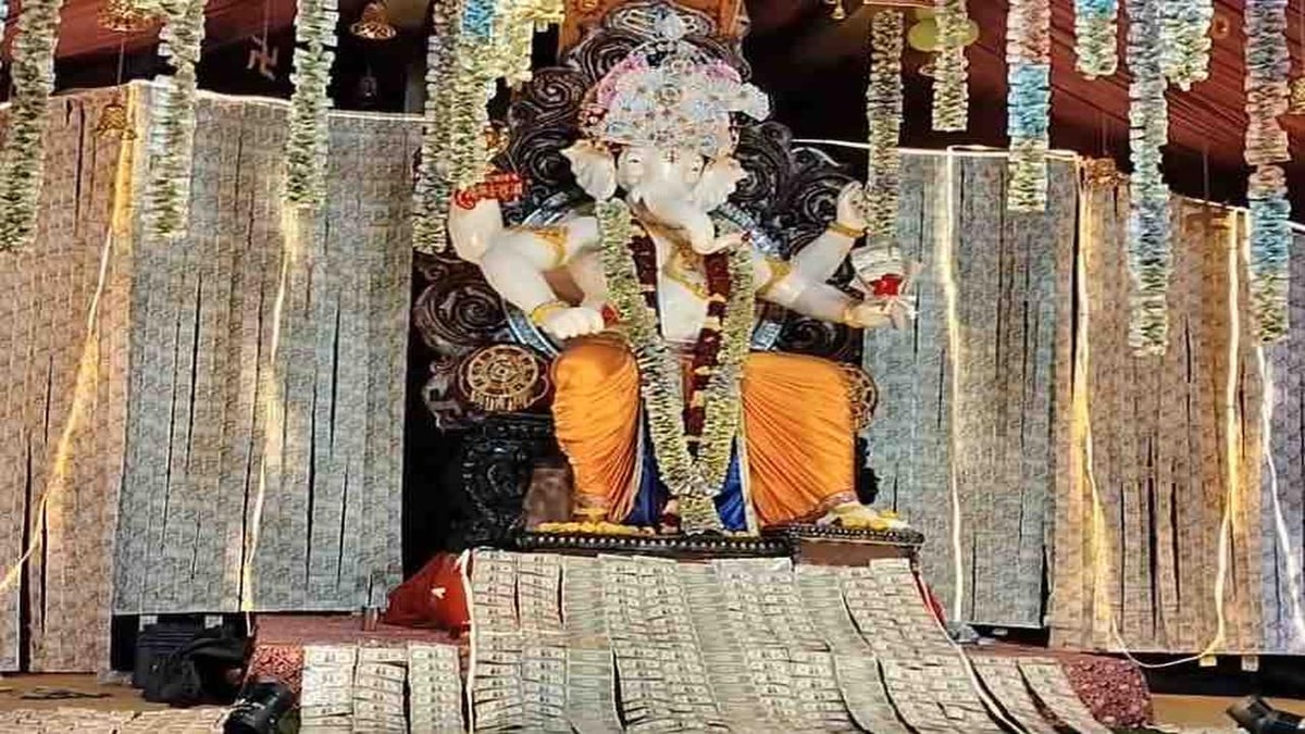 Unique Decoration of 'Lakhpati Ganapati' in Savarkundla Unique Decoration of 'Lakhpati Ganapati' in Savarkundla