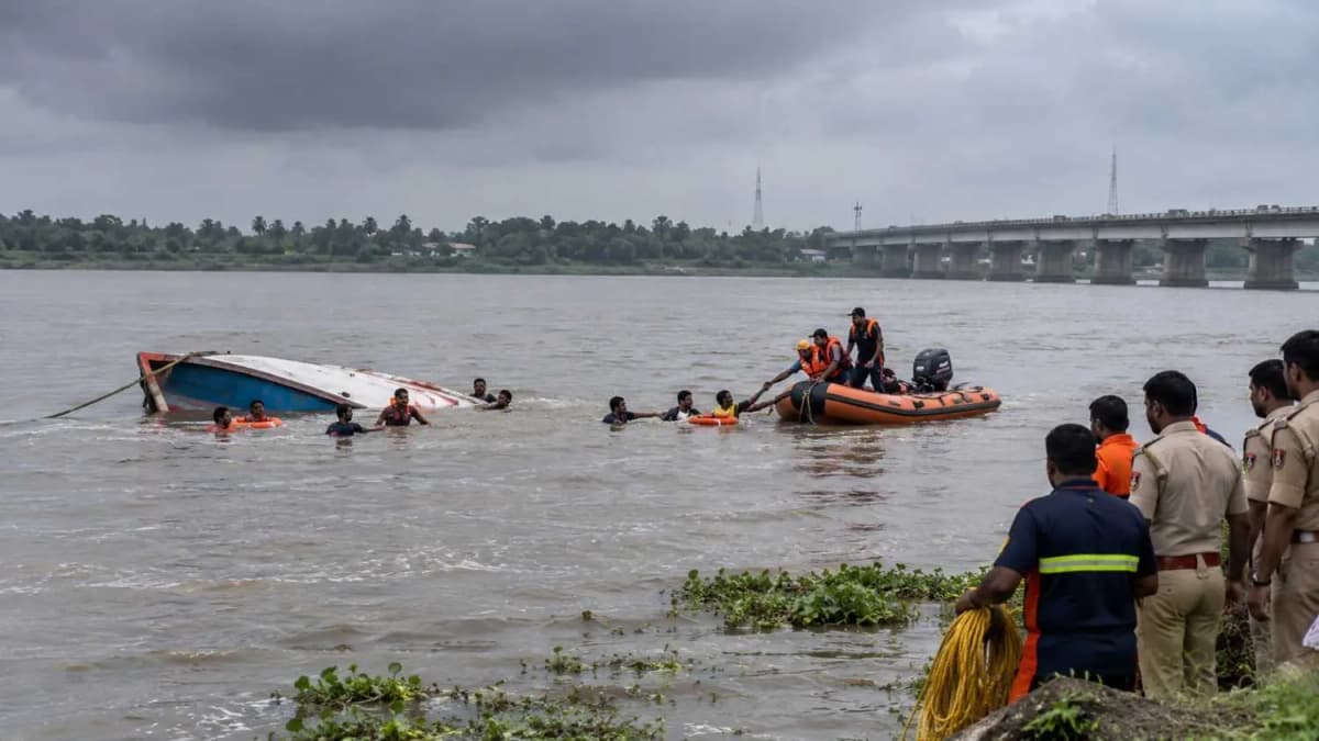 One Year Old Boy Missing After Boat Capsizes in Valsad One Year Old Boy Missing After Boat Capsizes in Valsad