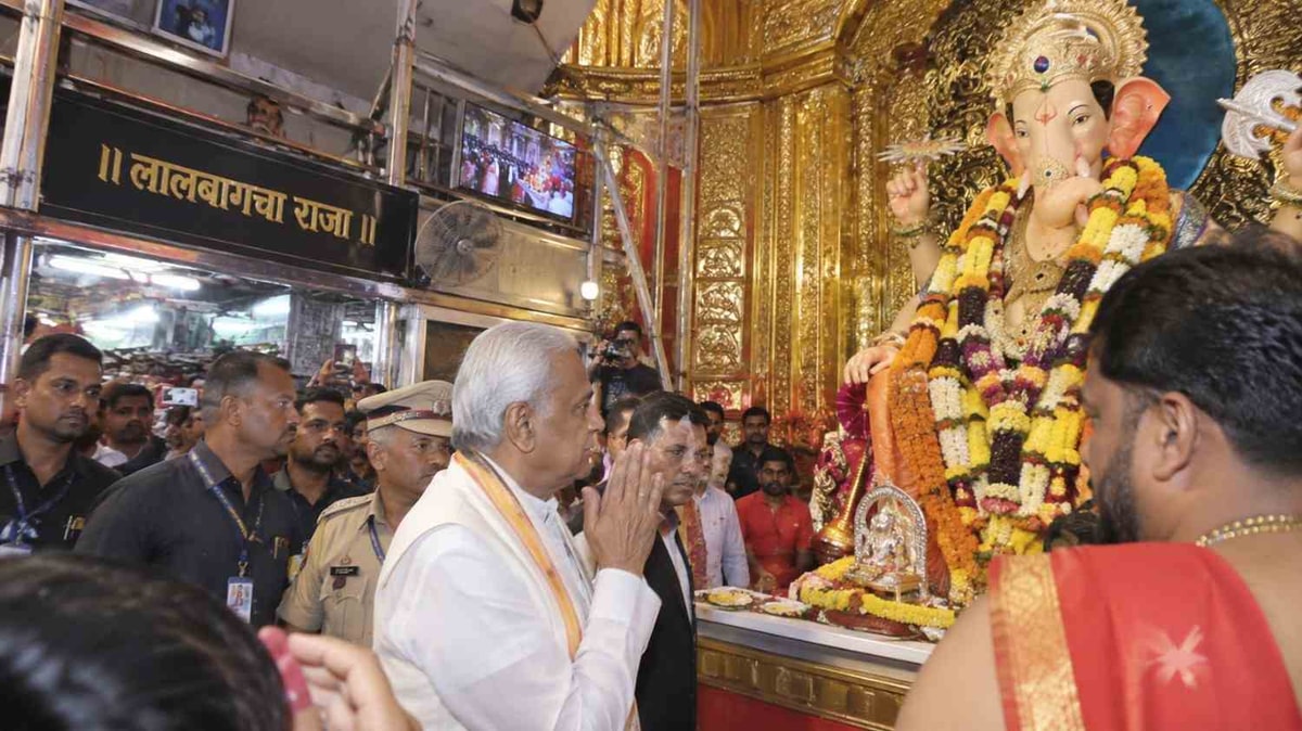 Acharya Devvrat Leaves VIP Line During Lalbaugcha Raja Visit Acharya Devvrat Leaves VIP Line During Lalbaugcha Raja Visit