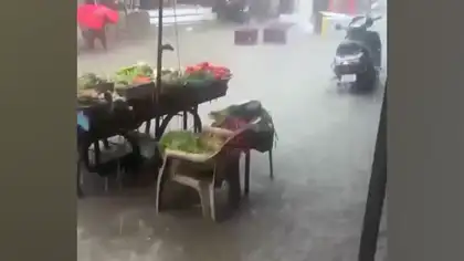 Heavy Rain Causes Waterlogging in Una, Shop Goods Washed onto Roads Heavy Rain Causes Waterlogging in Una, Shop Goods Washed onto Roads