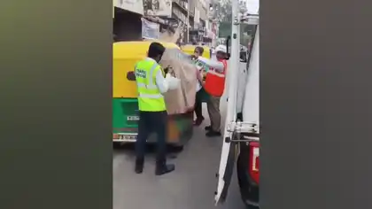 Woman Traffic Police Constable Helps Deliver Baby in Rickshaw in Gomtipur Woman Traffic Police Constable Helps Deliver Baby in Rickshaw in Gomtipur