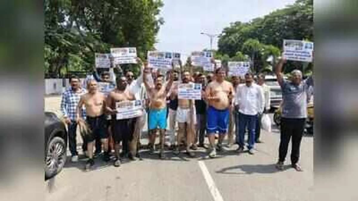 Workers' Union Protests Against SMC Recruitment Policies in Surat Workers' Union Protests Against SMC Recruitment Policies in Surat