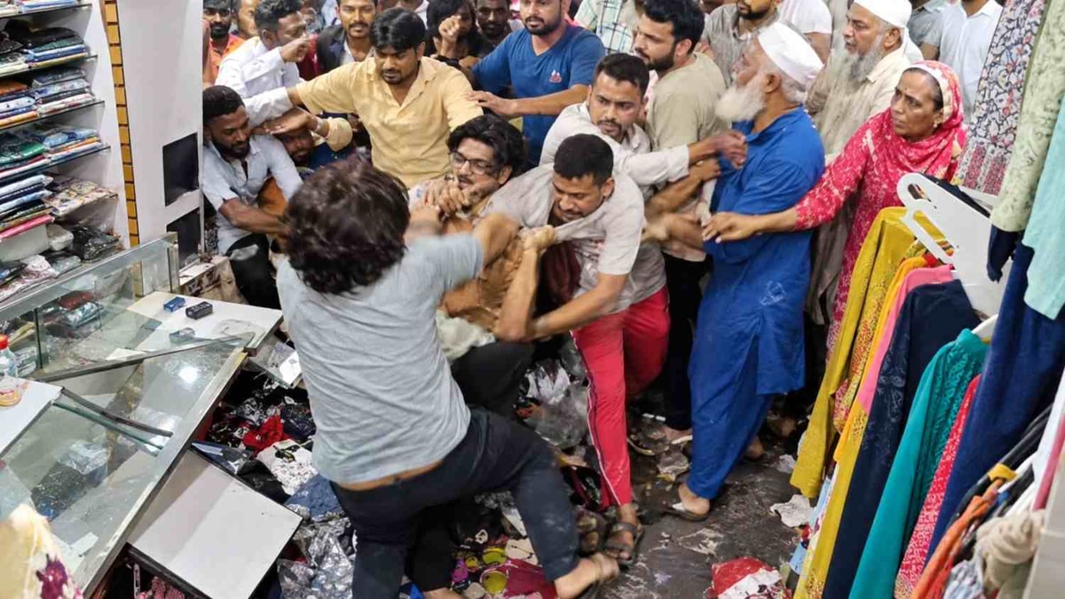 Attack Inside Shop in Ahmedabad Dhalgarwad, Over 1000 Shops Shut Attack Inside Shop in Ahmedabad Dhalgarwad, Over 1000 Shops Shut