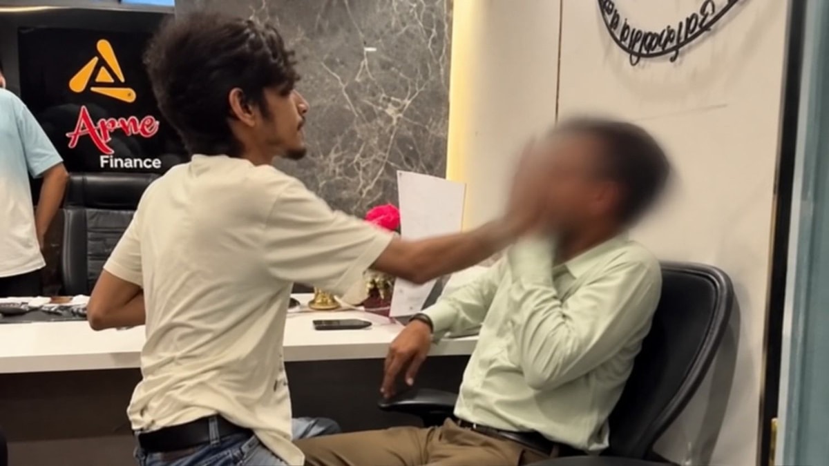 Surat Mota Varachha Moneylender Assaults Young Man, Video Goes Viral Surat Mota Varachha Moneylender Assaults Young Man, Video Goes Viral