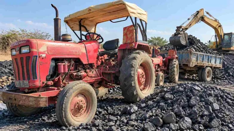 Illegal Coal Mining Raided in Surendranagar, Machinery Seized Illegal Coal Mining Raided in Surendranagar, Machinery Seized