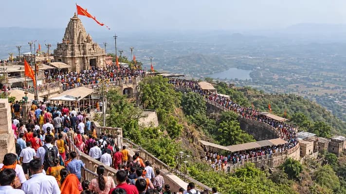 Heavy Devotee Rush at Pavagadh Mahakali Temple Before Navratri, Crowds on Champaner-Machi Route