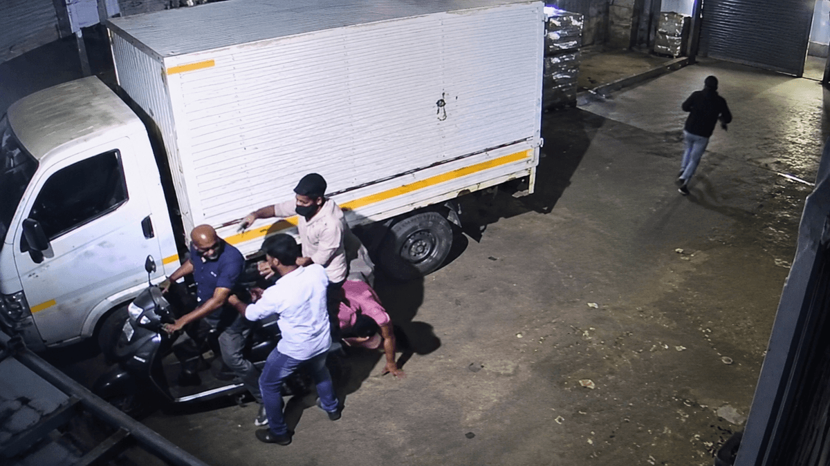 Rajkot Gold Robbery Murder: Employee Shot Dead, CCTV Probe Intensifies Rajkot Gold Robbery Murder: Employee Shot Dead, CCTV Probe Intensifies