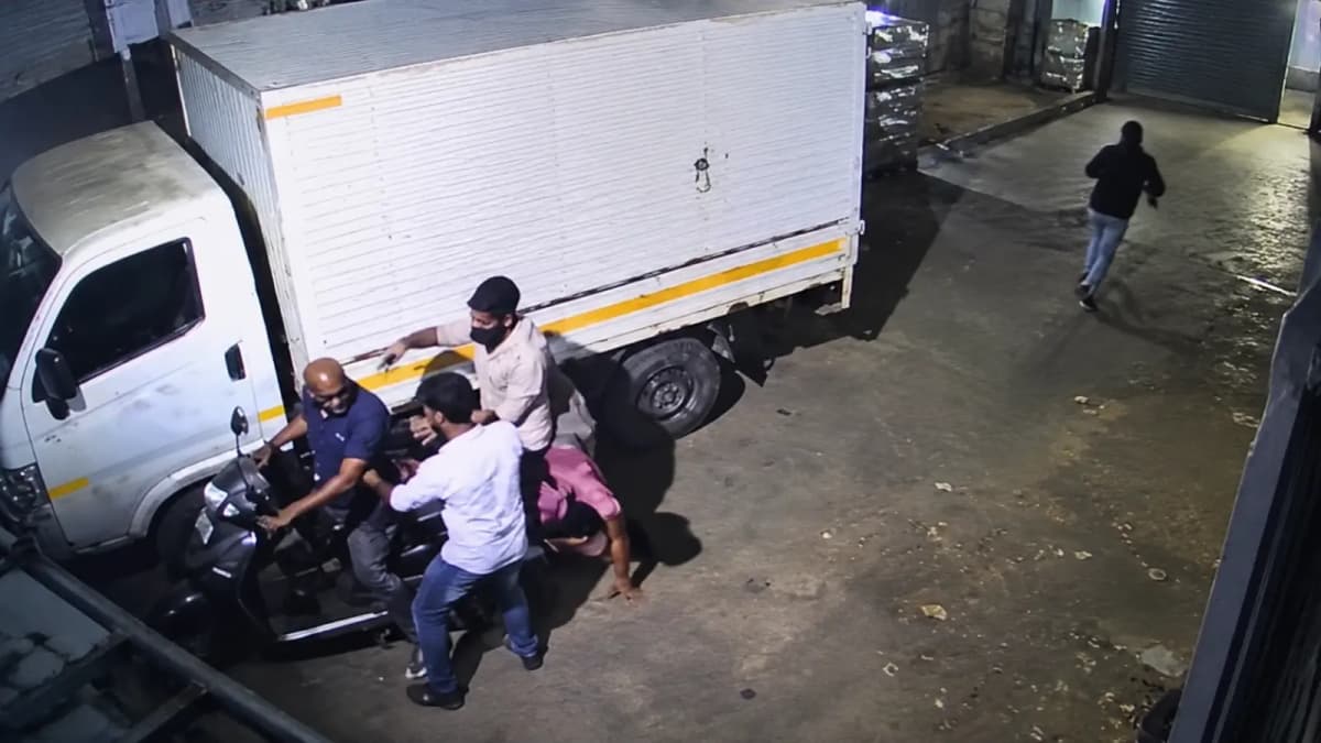 Rajkot Gold Robbery Murder: Employee Shot Dead, CCTV Probe Intensifies Rajkot Gold Robbery Murder: Employee Shot Dead, CCTV Probe Intensifies