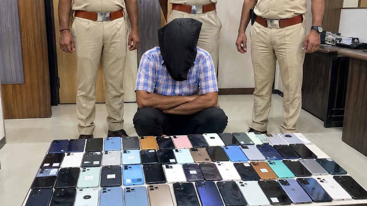 38-Year-Old Man Arrested with 49 Mobile Phones in Surat 38-Year-Old Man Arrested with 49 Mobile Phones in Surat