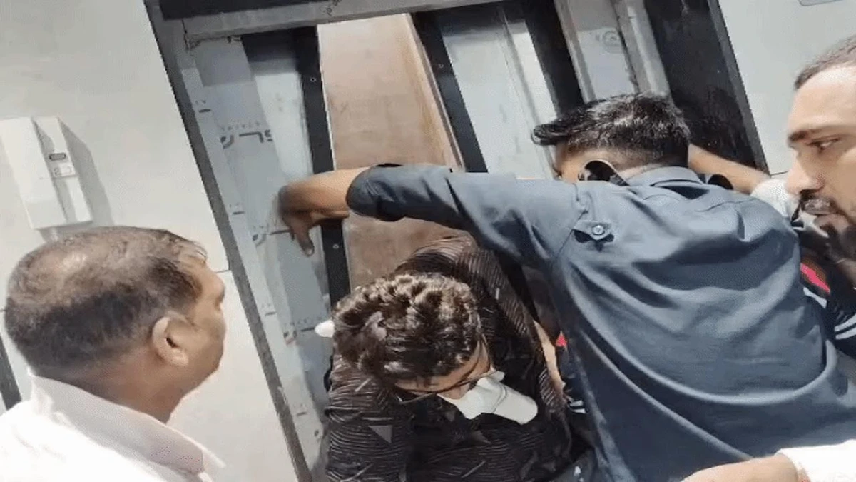 17 People Trapped in Overloaded Elevators in Surat 17 People Trapped in Overloaded Elevators in Surat