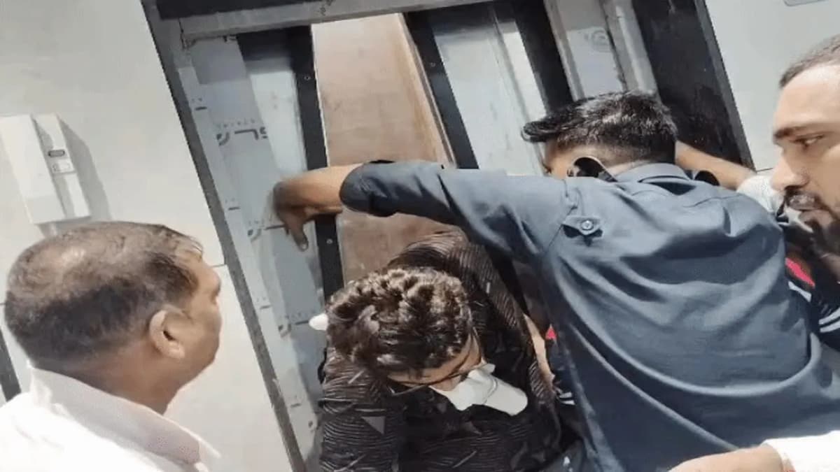 17 People Trapped in Overloaded Elevators in Surat