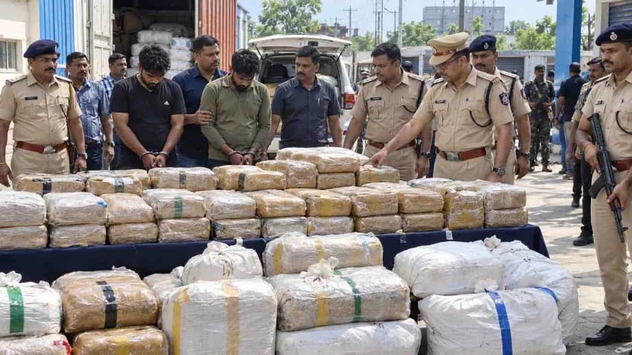 Vapi Drug Bust: Two Arrested in ₹12 Crore Case Vapi Drug Bust: Two Arrested in ₹12 Crore Case